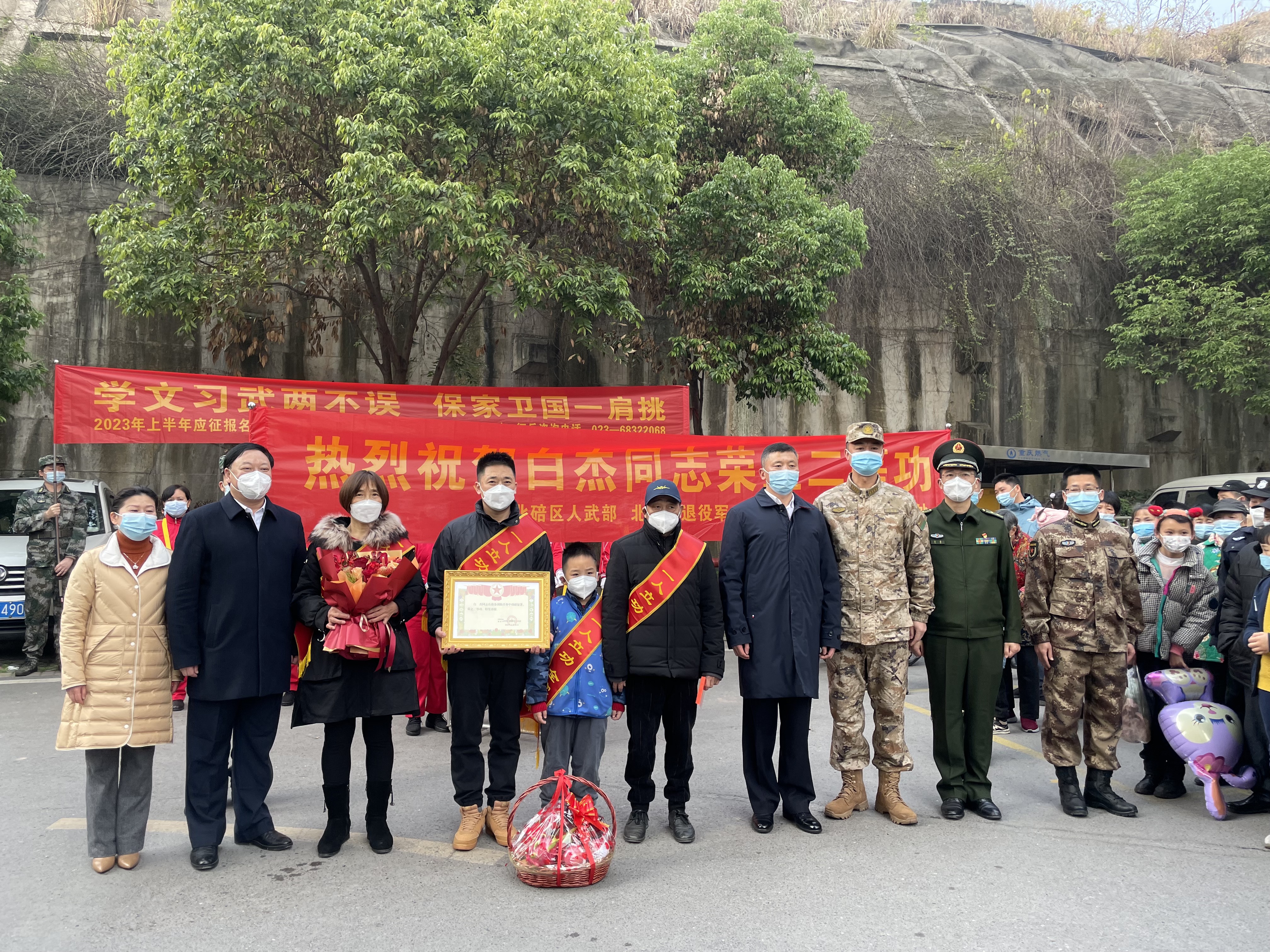 2023年1月9日,我区为荣立二等功现役军人家庭送喜报 记者 胡毓恒 摄(1).JPG